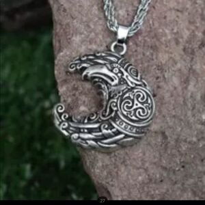 Hollow Crow Raven Pendant with SILVERTONE Chain‎